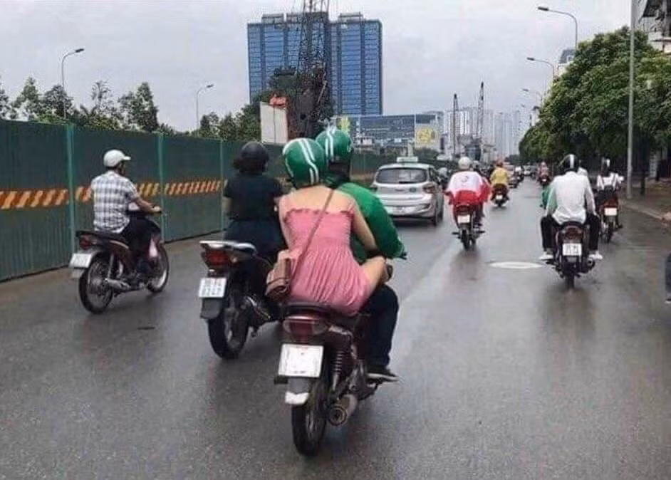 Tài xế xe ôm này đã khiến không ít anh em FA phải ghen tị vì chở đằng sau là một cô gái có thân hình cực kỳ nuột nà.