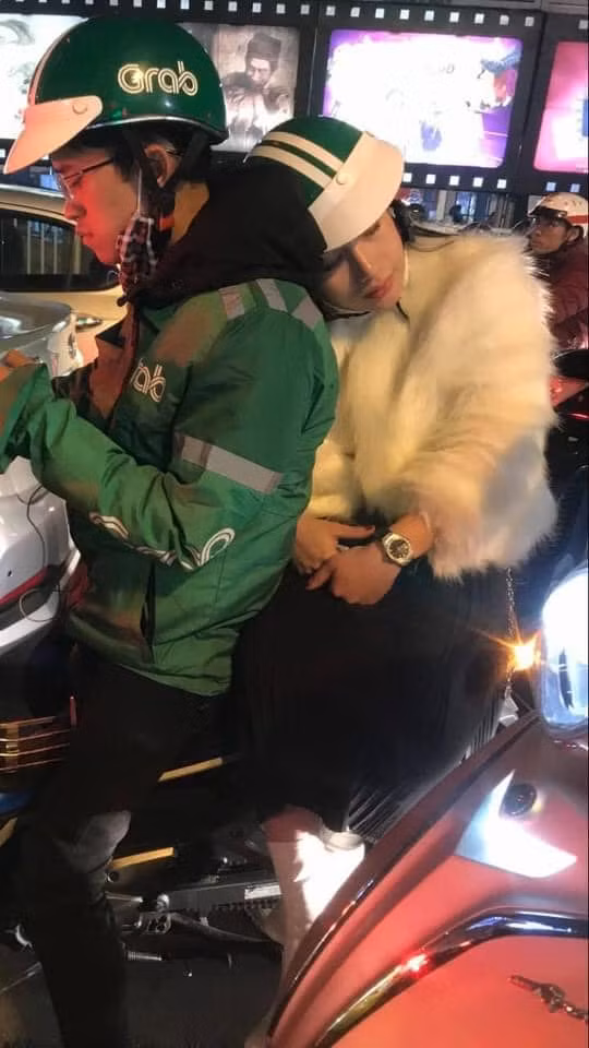 Rất nhiều người tỏ ra ghen tị với nam tài xế vì đã đi làm có tiền lại còn được chở gái xinh.