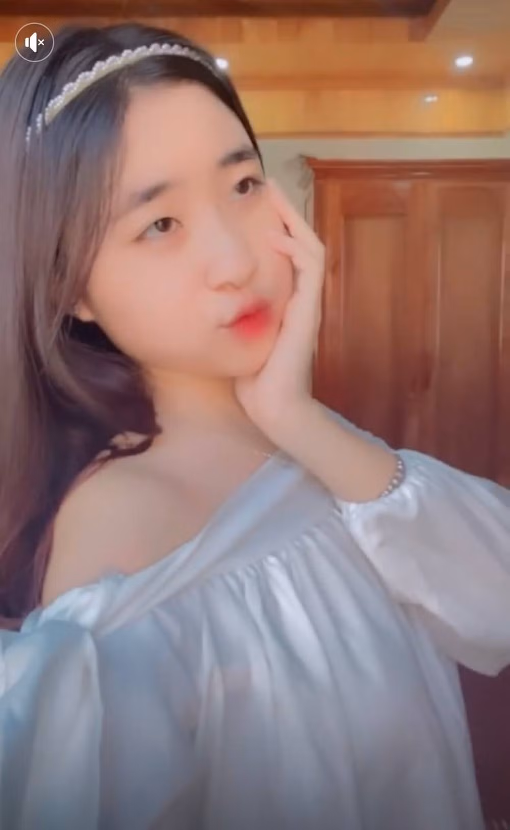 Bạn gái Nguyễn Hoàng Khánh có nhan sắc xinh xắn, đáng yêu không khác gì thế hệ hot girl Gen Z.