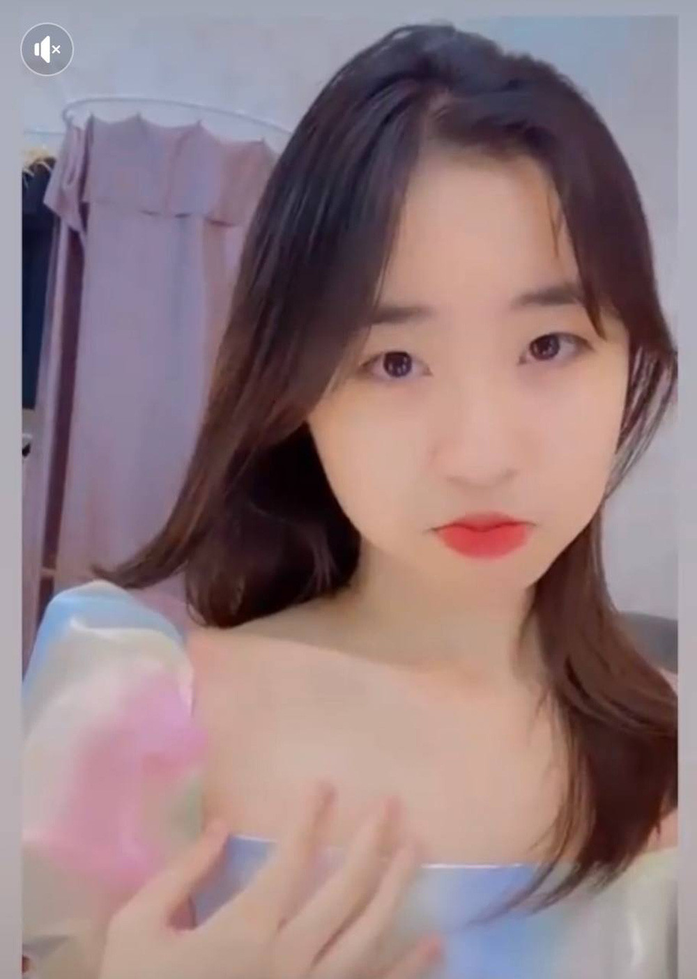 Cô bạn Huyền Thương có ngoại hình nhỏ nhắn, làn da trắng trẻo và nhan sắc xinh xắn.