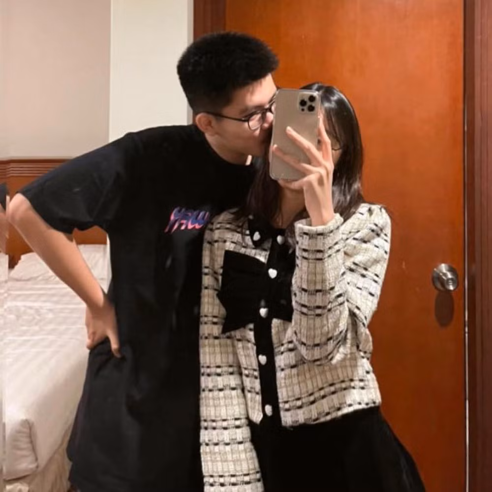 Được biết, bạn gái của Hoàng Khánh tên Quách Huyền Thương, hiện đang là học sinh lớp 12 của một trường THPT tại Quảng Ninh.