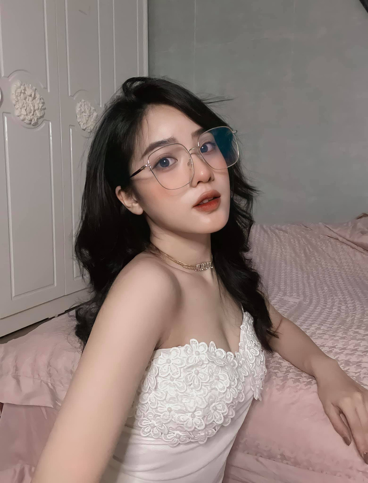 Khác hẳn với hình tượng thơ ngay, trong trẻo ngày nào, Thu Phương của ngày hôm nay rất gợi cảm và táo bạo.