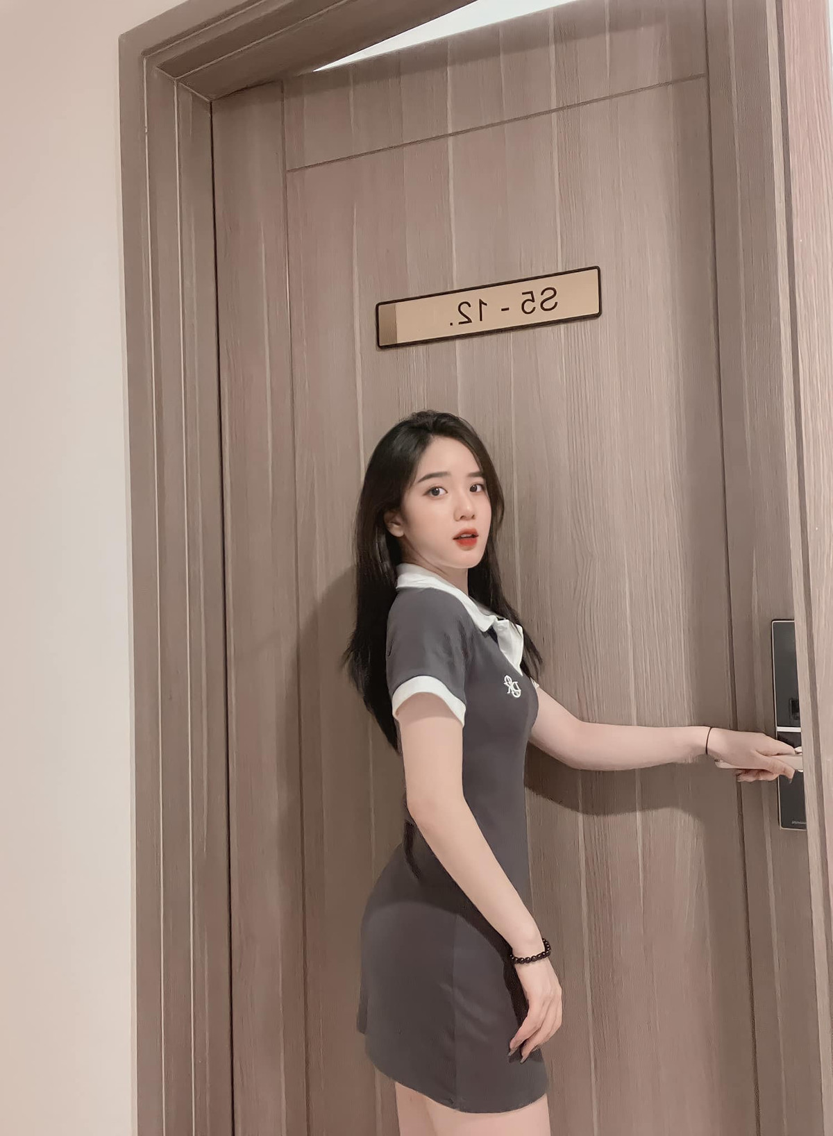 Tuy nhiên, hầu hết các bức ảnh của gái xinh 2K đều chẳng bao giờ cười khi chụp ảnh. Thu Phương bật mí, ảnh chụp thường rất ít khi cười và hầu như không cười vì cô bạn cảm thấy tự ti.