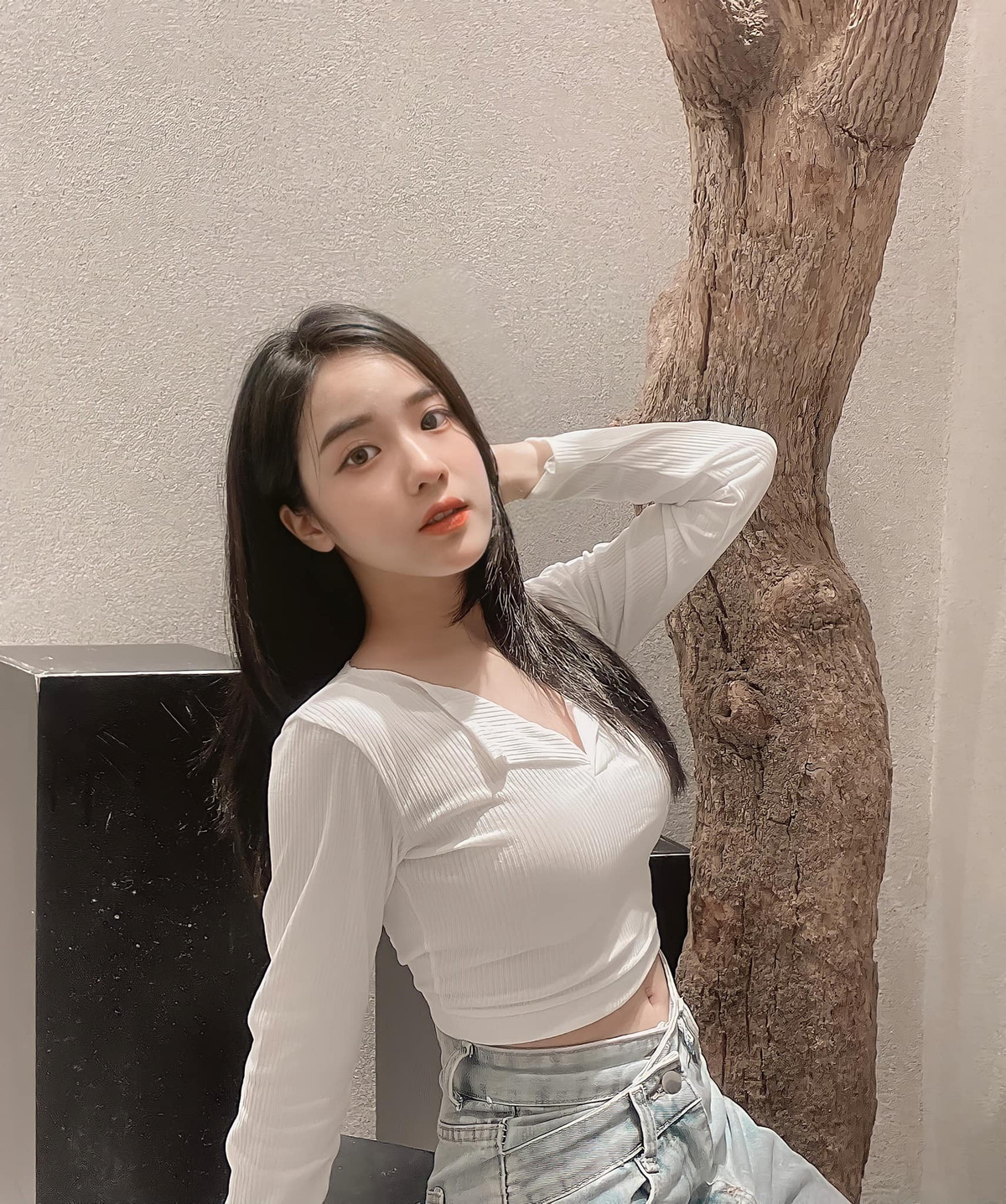 Với vẻ đẹp trong trẻo, ngọt ngào cùng với vóc dáng nhỏ nhắn, xinh xắn, nàng hot girl này đã ngay lập tức “hút hồn” nhiều anh chàng kể từ hình ảnh đầu tiên.