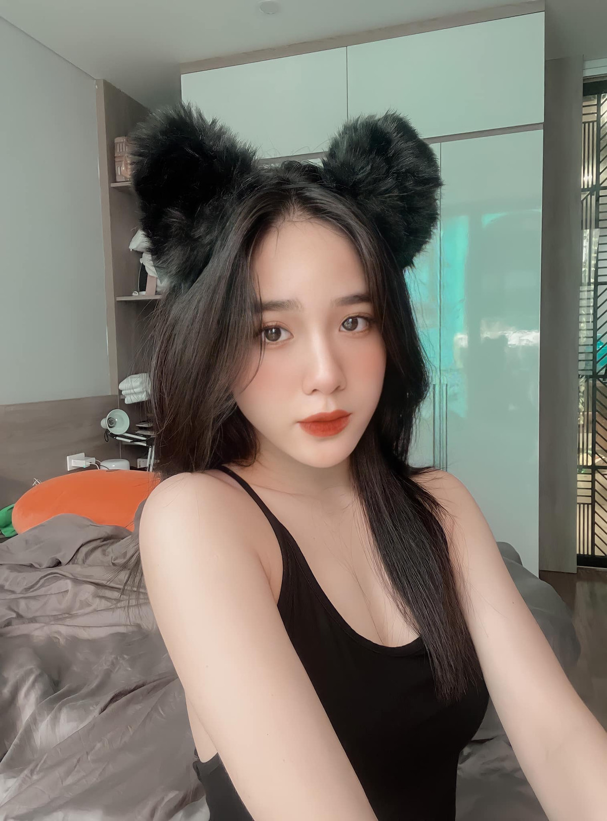 Hot girl 2K không ngại chia sẻ những bức ảnh diện trang phục ôm sát quyến rũ lên mạng xã hội.