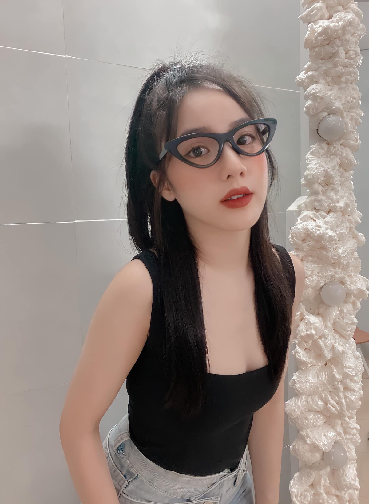 Với nhan sắc xinh đẹp xuất chúng, Thu Phương còn được nhận xét là "hot girl thế hệ mới" với sự trẻ trung và hiện đại.