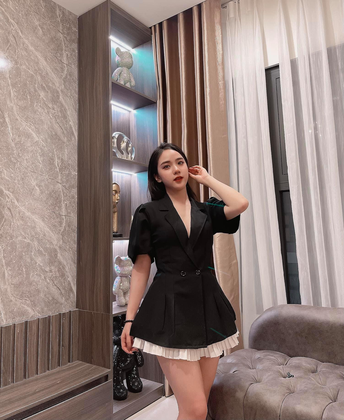 Cô bắt đầu công việc mẫu ảnh từ những năm học cấp 3. Công việc này không chỉ giúp nữ sinh có thêm thu nhập mà còn là cơ hội để gặp gỡ được nhiều người.