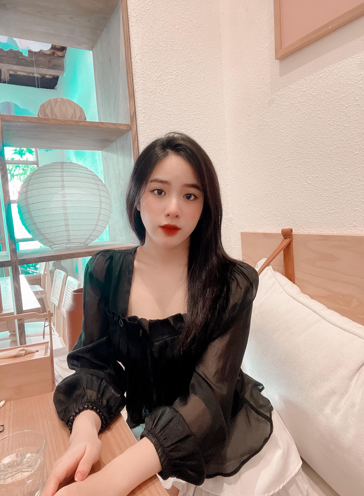 Bùi Thu Phương (sinh năm 2000, sống tại Hà Nội) là nữ sinh trường Đại học Thủy Lợi. Cô nàng từng gây sốt với loạt hình ảnh trong trang phục áo dài.