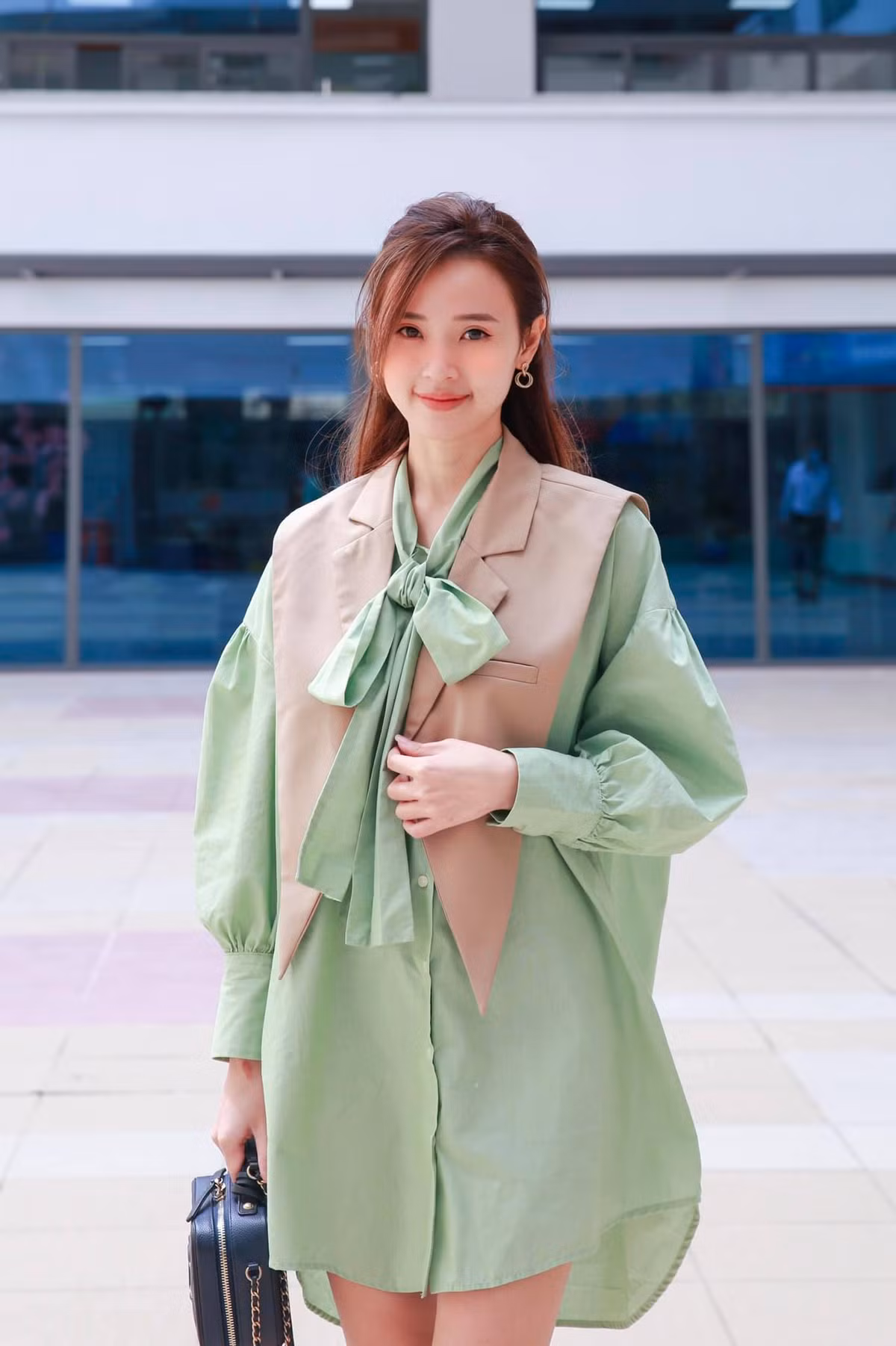 Ở tuổi 31, cựu hot girl không chỉ sở hữu khối tài sản khủng, trình độ học vấn cao mà nhan sắc "không tuổi" cũng khiến nhiều ngưỡng mộ.