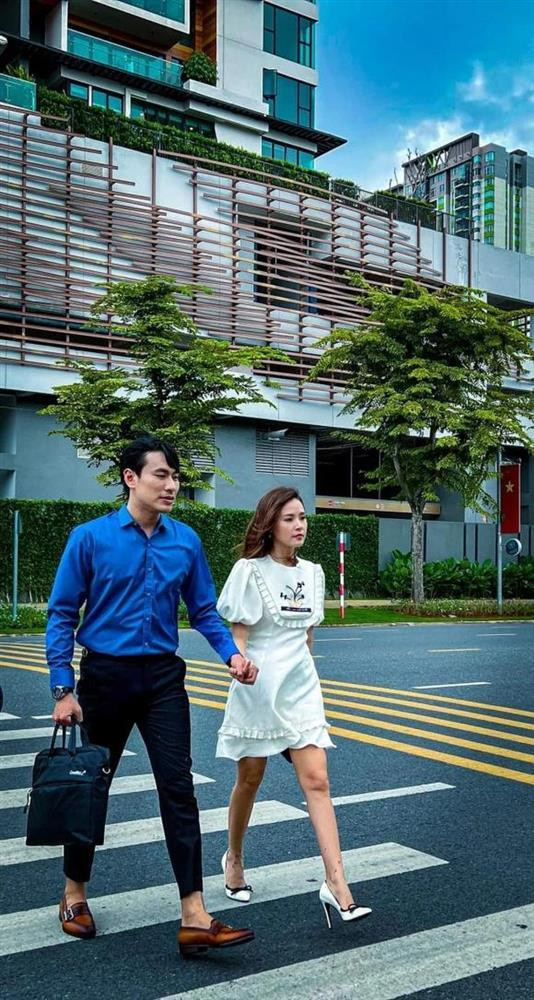 Mới đây, hot girl Midu khiến nhiều người bất ngờ với bức ảnh để lộ hàng loạt khuyết điểm trên đôi chân khi chụp chung với Kiều Minh Tuấn.