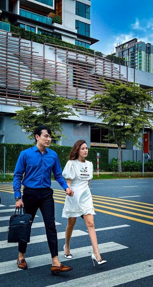 Mới đây, hot girl Midu khiến nhiều người bất ngờ với bức ảnh để lộ hàng loạt khuyết điểm trên đôi chân khi chụp chung với Kiều Minh Tuấn.