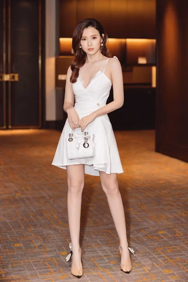 Bên cạnh đó, không ít cư dân mạng suy đoán đôi chân của Midu bị tác nhân nào đó không mong muốn nên đôi chân nuột nà bao năm nay của cô mới xuống dốc đến vậy.