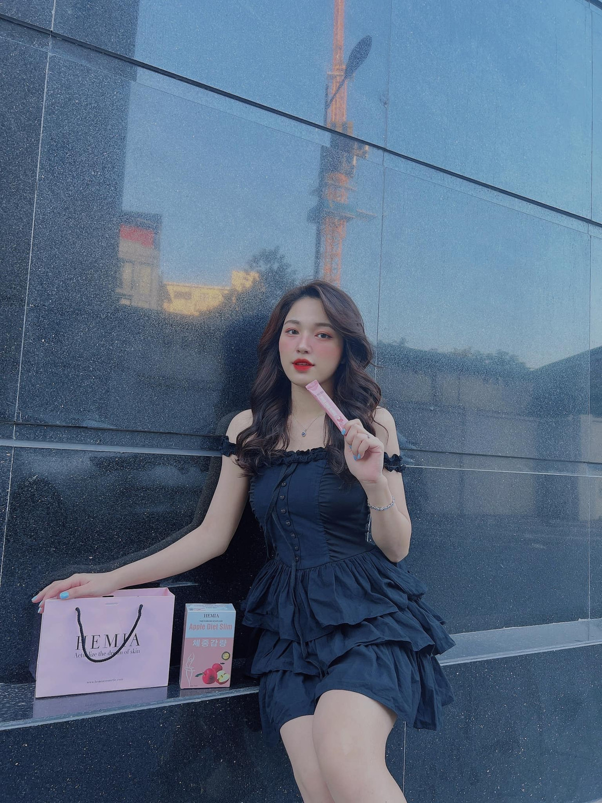 “Bóng hồng” gây “bão” mạng xã hội khi xuất hiện tại SVĐ Mỹ Đình đó chính là Tiêu Ngọc, dù đeo khẩu trang, không nhìn rõ gương mặt song mọi người đều “lịm tim” trước vóc dáng chuẩn như người mẫu cùng năng lượng tích cực mà gái xinh này đã lan tỏa.