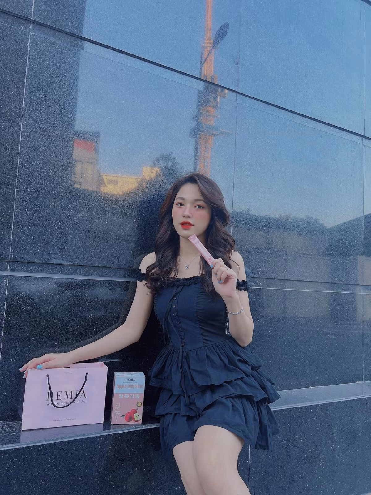 “Bóng hồng” gây “bão” mạng xã hội khi xuất hiện tại SVĐ Mỹ Đình đó chính là Tiêu Ngọc, dù đeo khẩu trang, không nhìn rõ gương mặt song mọi người đều “lịm tim” trước vóc dáng chuẩn như người mẫu cùng năng lượng tích cực mà gái xinh này đã lan tỏa.