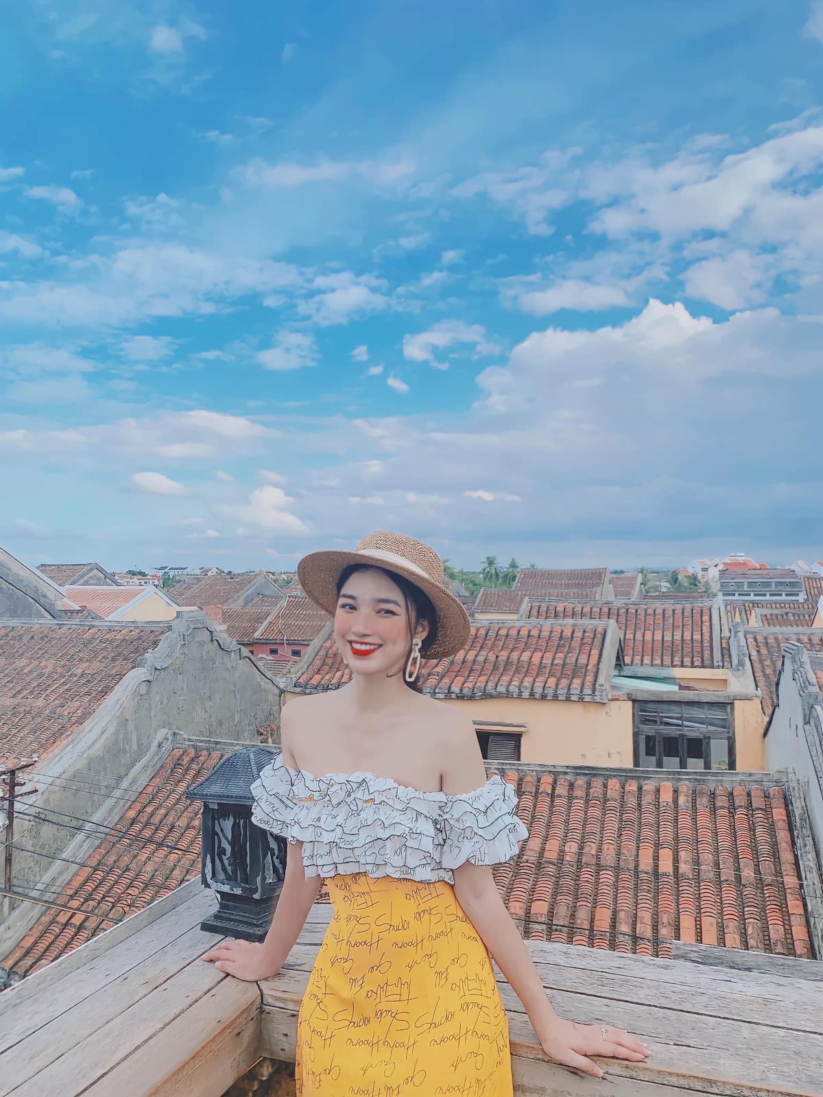 Trước khi trở thành giảng viên, Ngọc từng đạt nhiều thành tích đáng nể như Hoa khôi Thanh lịch trường Đại học Sư phạm Hà Nội, Top 20 nữ sinh viên Việt Nam duyên dáng năm 2016.