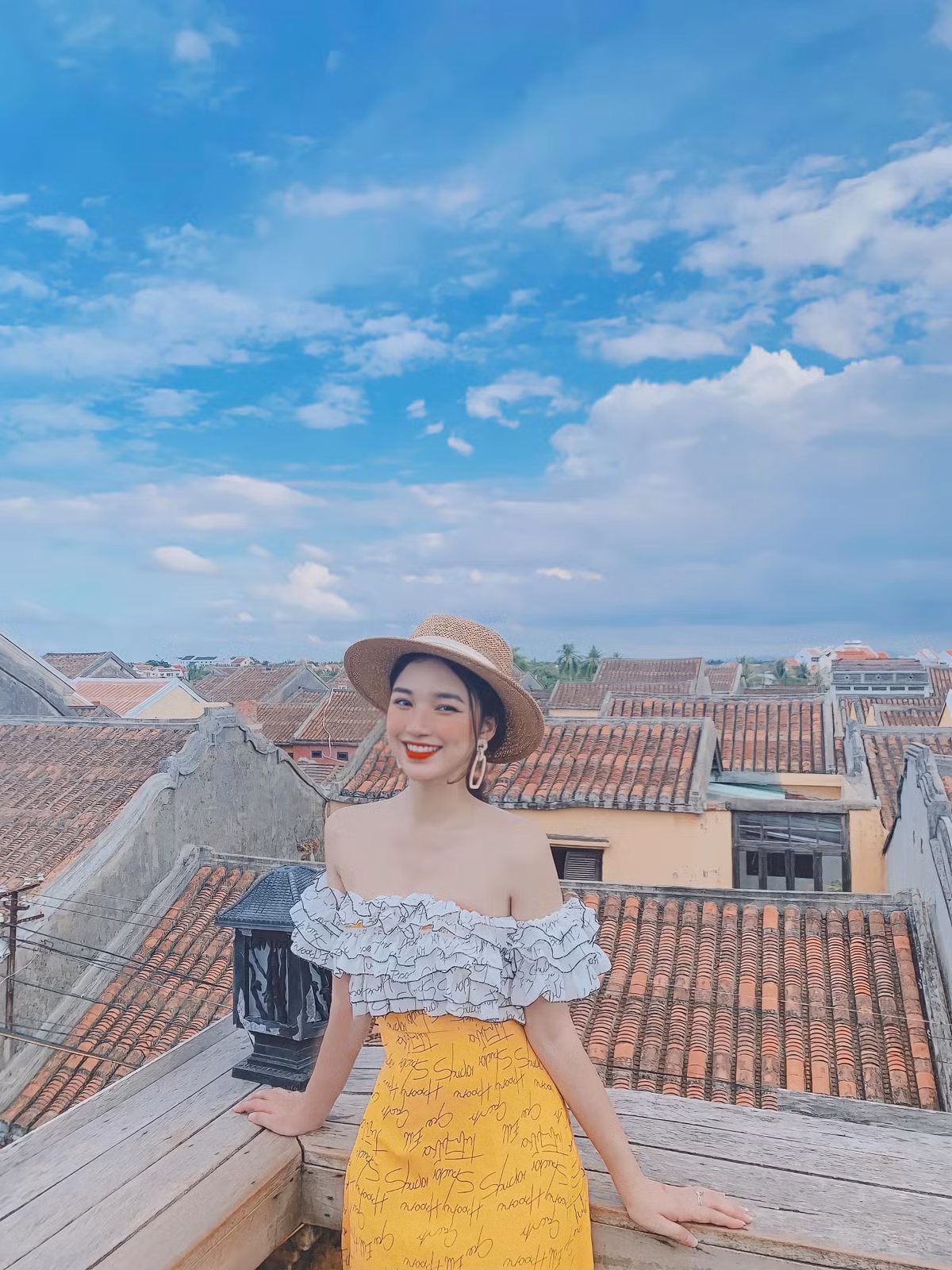 Trước khi trở thành giảng viên, Ngọc từng đạt nhiều thành tích đáng nể như Hoa khôi Thanh lịch trường Đại học Sư phạm Hà Nội, Top 20 nữ sinh viên Việt Nam duyên dáng năm 2016.