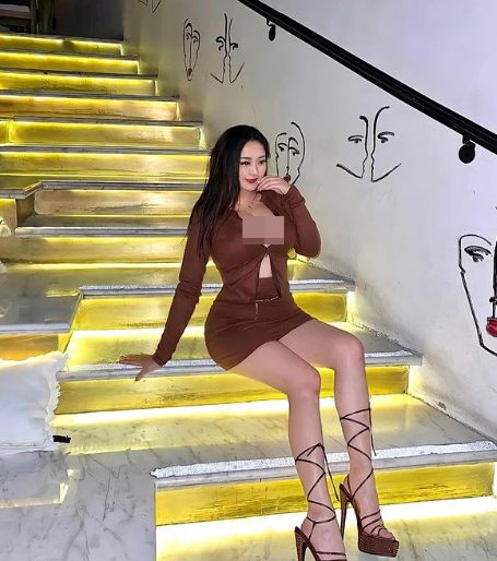 Là một travel blogger nổi tiếng, gái xinh Rebecca Liu có cơ hội được đặt chân đến nhiều vùng đất xinh đẹp trên thế giới như Hy Lạp, Maldives, Hawaii, Iceland, Bahamas,...