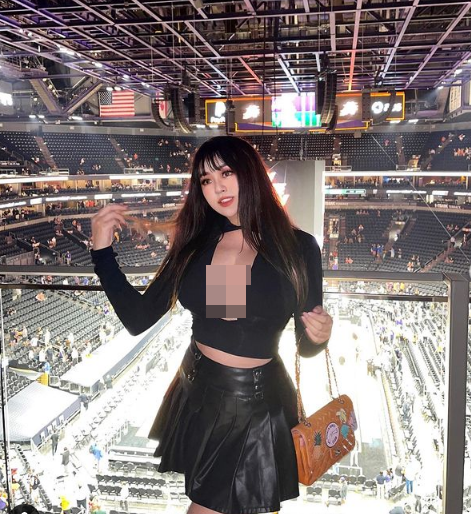 Sau khi hình ảnh này được chia sẻ rộng rãi trên các hội nhóm, danh tính của cô nàng cũng được tìm ra nhanh chóng. Cô gái này là Rebecca Liu, được nhiều người gọi với danh xưng "hot girl béo" vì sở hữu thân hình ngoại cỡ.