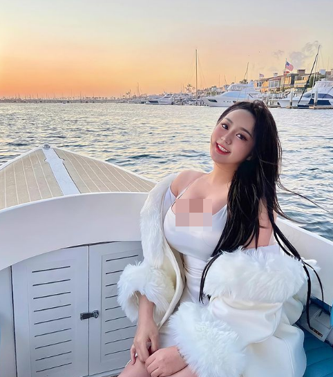 Hiện tại, cô vừa tốt nghiệp Đại học ở Mỹ. Nhờ lợi thế ngoại hình gợi cảm, Rebecca Liu tự tin lăng xê nhiều xu hướng thời trang.