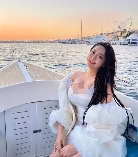 Hiện tại, cô vừa tốt nghiệp Đại học ở Mỹ. Nhờ lợi thế ngoại hình gợi cảm, Rebecca Liu tự tin lăng xê nhiều xu hướng thời trang.