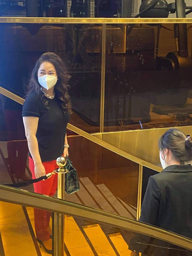 Trước đây, bà Hằng từng bị người qua đường chụp lén sắc vóc thật ngoài đời. Trong những tấm hình này, người ta đã có cơ hội được chứng kiến một bà Phương Hằng khá khác biệt khi không còn lớp trang điểm đậm đến mức che hết cả đường nét tự nhiên.