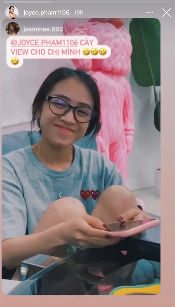 Trước đây Joyce Phạm từng gây chú ý khi chia sẻ hình ảnh mới về bản thân khi ở nhà, cô nàng diện trang phục giản dị, đeo kính, mặt gần như không trang điểm gì nhưng rich kid lại cực dễ thương, trẻ trung.