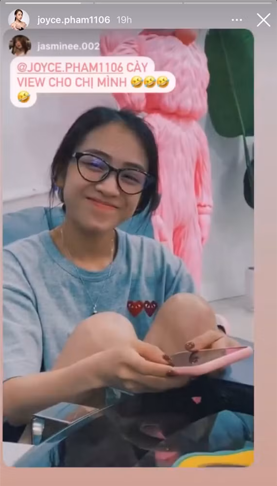 Trước đây Joyce Phạm từng gây chú ý khi chia sẻ hình ảnh mới về bản thân khi ở nhà, cô nàng diện trang phục giản dị, đeo kính, mặt gần như không trang điểm gì nhưng rich kid lại cực dễ thương, trẻ trung.