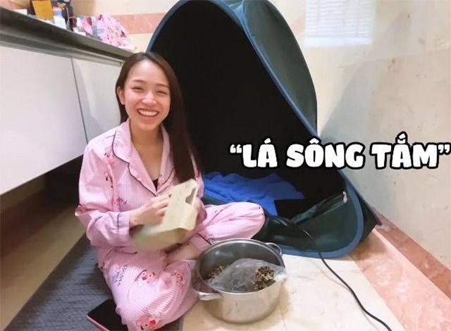 Đính kèm bài đăng, chủ nhân của nó đã tải thêm loạt hình ảnh ghi lại nữ rich kid ăn vận giản dị với bộ pijama, để mặt mộc, hào hứng làm đẹp khi ở nhà.