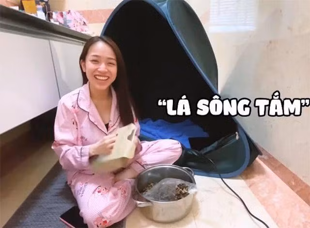 Đính kèm bài đăng, chủ nhân của nó đã tải thêm loạt hình ảnh ghi lại nữ rich kid ăn vận giản dị với bộ pijama, để mặt mộc, hào hứng làm đẹp khi ở nhà.