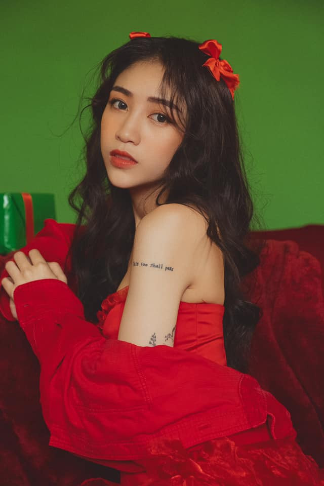 Netizen còn nhanh chóng phát hiện điểm khác biệt ở Joyce Phạm là vòng một có phần nảy nở hơn trước. Sau đó bà mẹ một con đã thừa nhận chuyện nâng ngực.