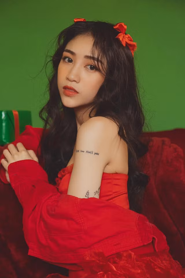 Netizen còn nhanh chóng phát hiện điểm khác biệt ở Joyce Phạm là vòng một có phần nảy nở hơn trước. Sau đó bà mẹ một con đã thừa nhận chuyện nâng ngực.