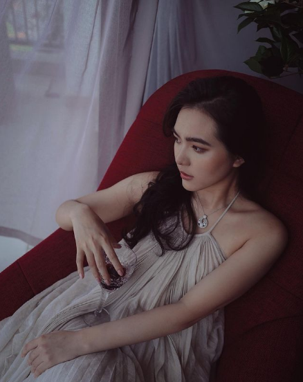 Cô nàng 10X chia sẻ bén duyên với nghề từ năm học lớp 10, với số tiền cát xê ban đầu là 2 triệu đồng, đến nay mức cát xê đã tăng thêm 3-4 lần.