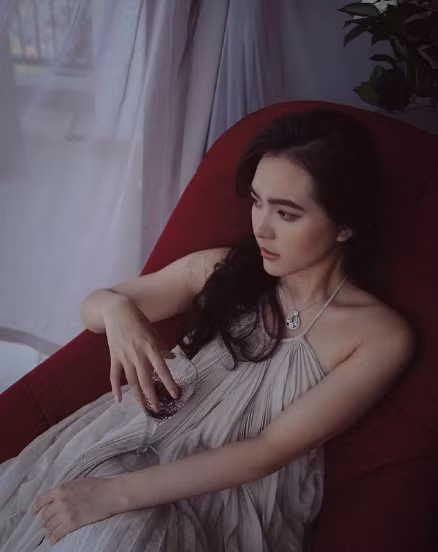 Cô nàng 10X chia sẻ bén duyên với nghề từ năm học lớp 10, với số tiền cát xê ban đầu là 2 triệu đồng, đến nay mức cát xê đã tăng thêm 3-4 lần.