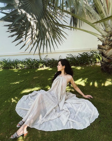 Khác với hình ảnh nàng thơ hồi mới được biết đến, càng ngày tiểu thư Hà thành này càng trở nên nóng bỏng hơn.