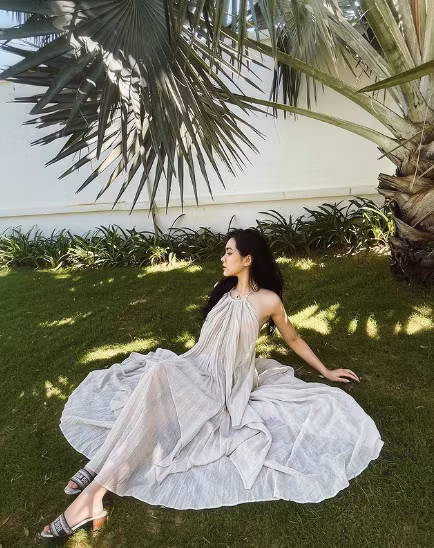 Khác với hình ảnh nàng thơ hồi mới được biết đến, càng ngày tiểu thư Hà thành này càng trở nên nóng bỏng hơn.