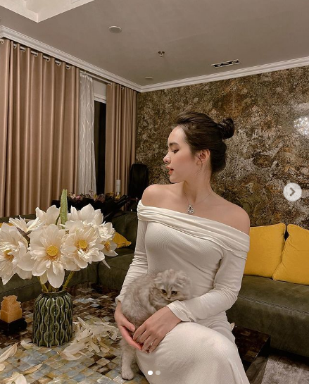 Hồ Thiên Trang có xuất thân gia đình khá giả. Tuy nhiên, không phải vì thế mà hot girl lai 10X này mà "ngồi mát, ăn bát vàng".