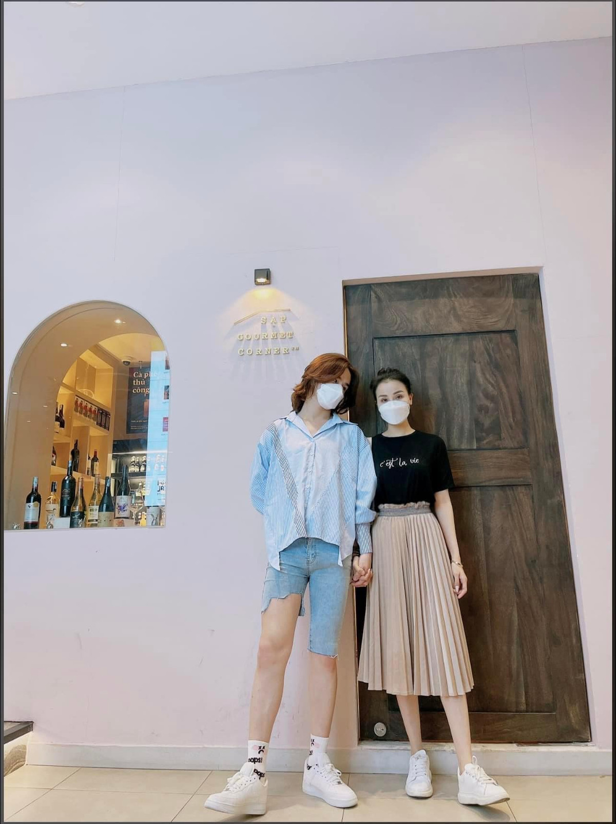 Cả hai đã không ngần ngại làm loạt hành động thân mật như dựa vai, nắm tay và cả hôn nhau... qua khẩu trang.