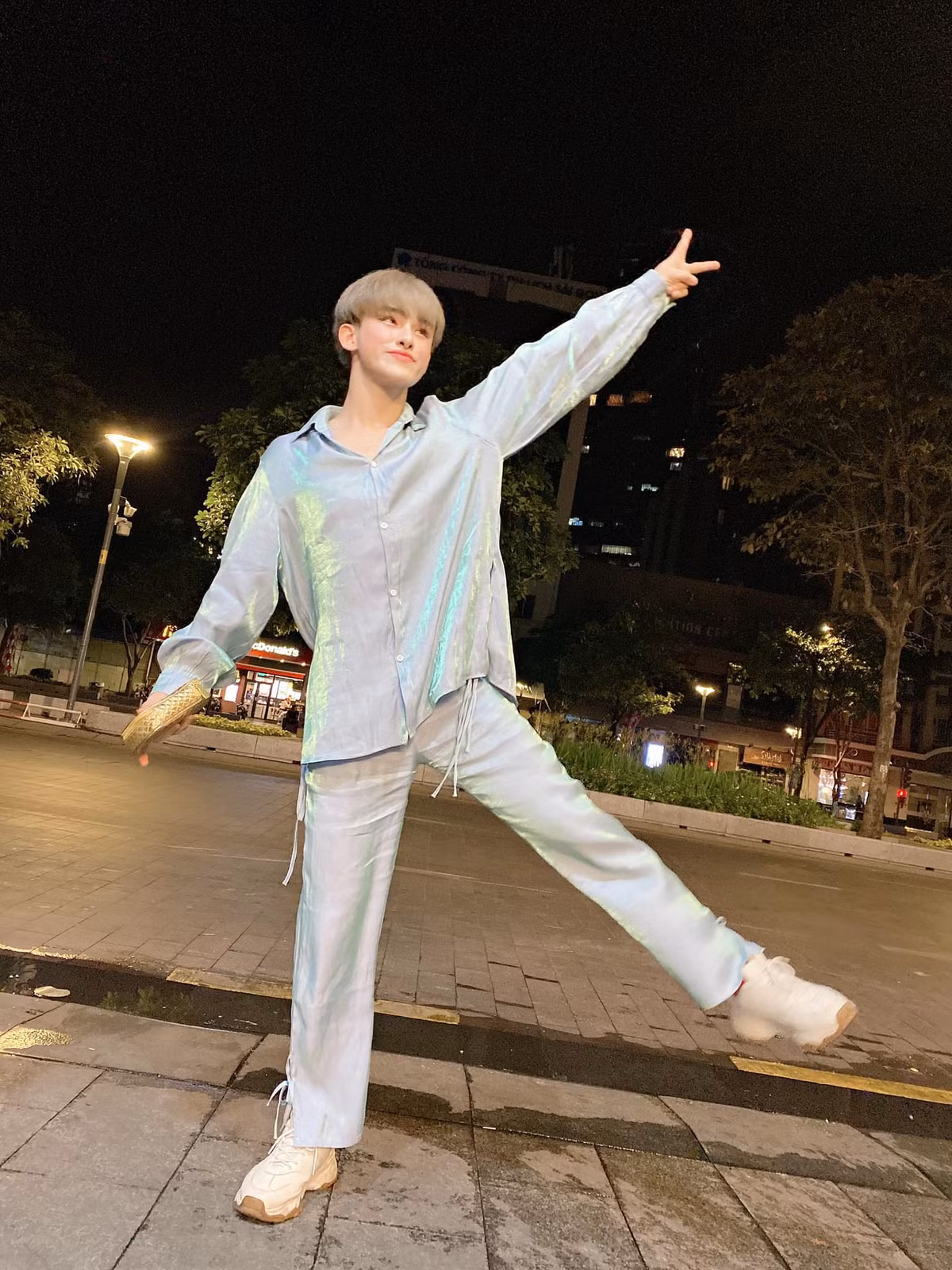 Tuy nhiên, một số cư dân mạng khác lại cho rằng đây rất có thể chỉ là chị gái, hoặc một người bạn thân thiết của anh chàng mà thôi.