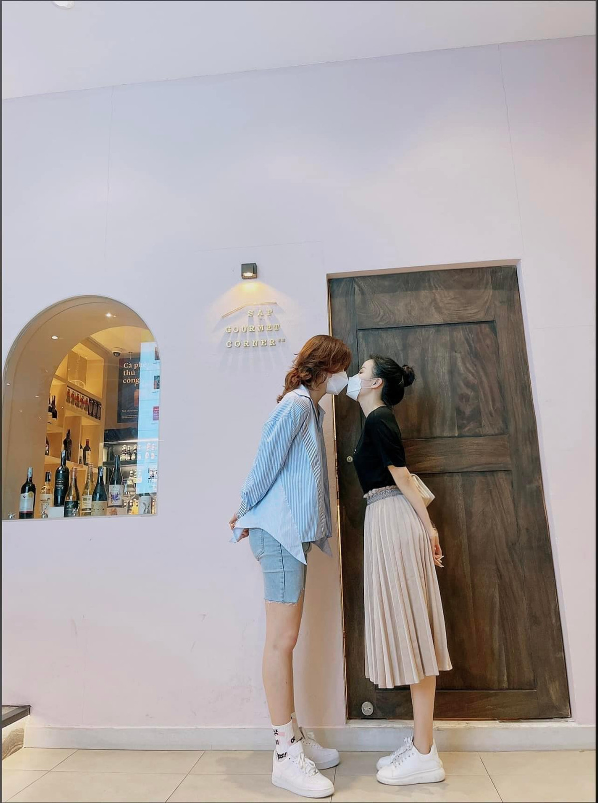 Mới đây, trên trang cá nhân Trần Đức Bo bất ngờ chia sẻ loạt hình ảnh khá tình tứ bên một cô gái lạ, khiến netizen vô cùng bất ngờ.