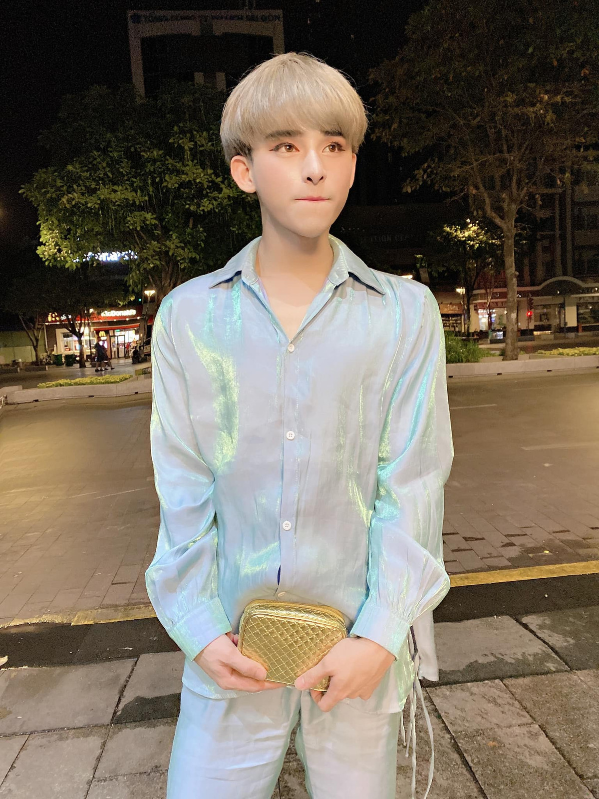 Loạt động thái này của hiện tượng mạng Trần Đức Bo khiến cư dân mạng càng thêm hoang mang và tò mò hơn về danh tính nữ chính. Đồng thời không ít người đoán già đoán non liệu cô gái này có phải là bạn gái của Đức Bo hay không?