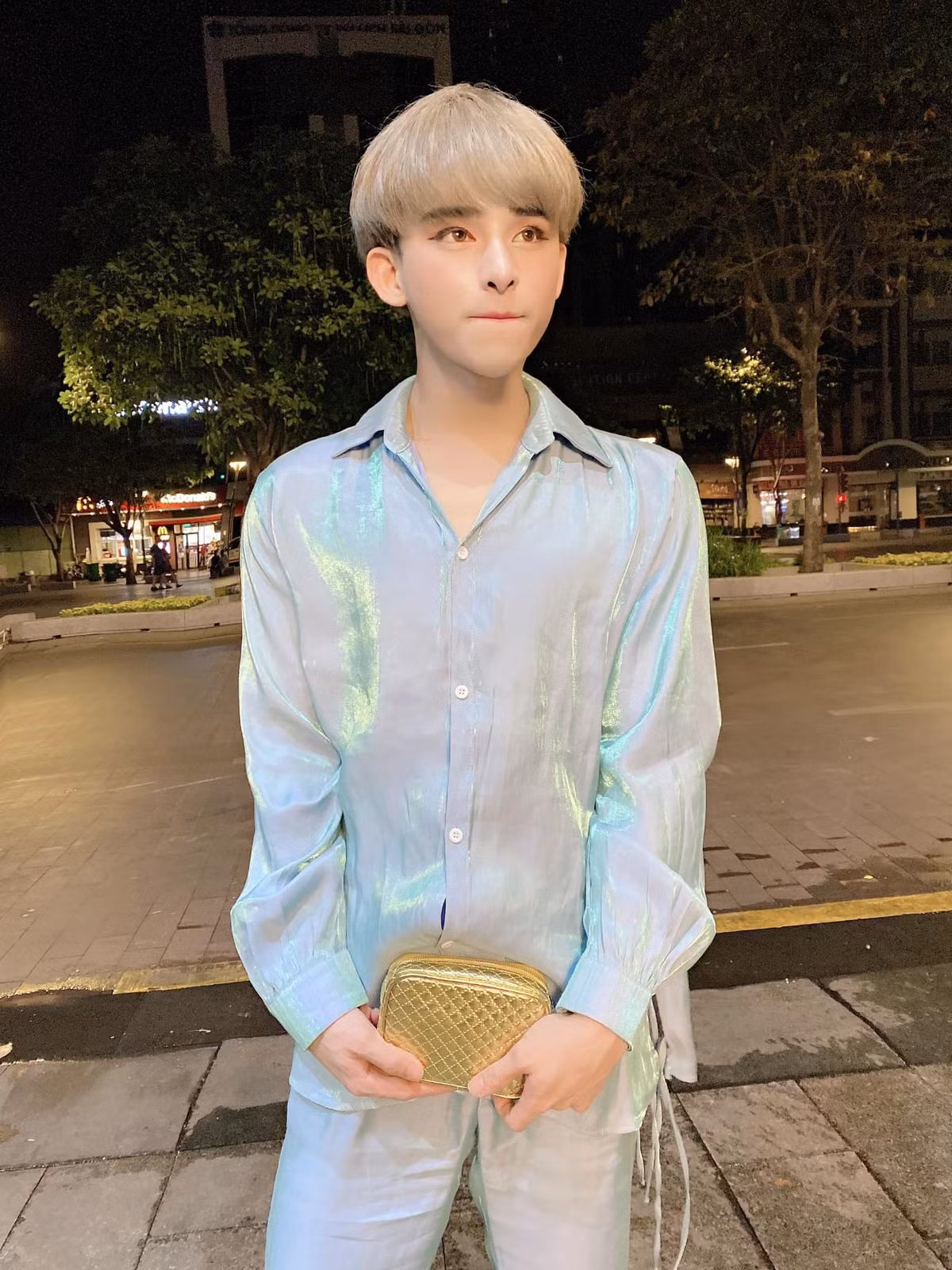 Loạt động thái này của hiện tượng mạng Trần Đức Bo khiến cư dân mạng càng thêm hoang mang và tò mò hơn về danh tính nữ chính. Đồng thời không ít người đoán già đoán non liệu cô gái này có phải là bạn gái của Đức Bo hay không?