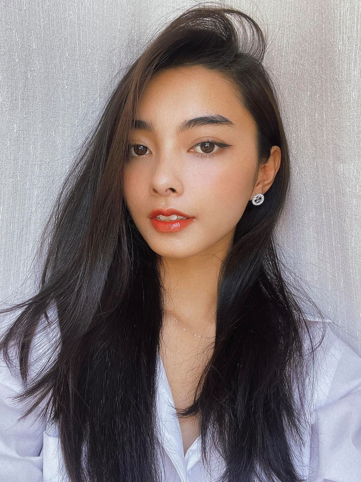 Sống mũi cao là điểm nhấn ấn tượng trên gương mặt của cô dâu Quỳnh Lê.