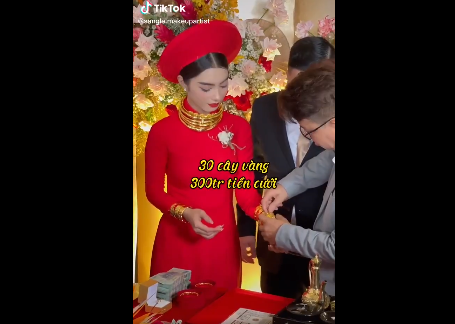 Trong clip, cô dâu và chú rể vui mừng hớn hở nhận những món quà từ người thân. Ngoài vòng kiềng, lắc tay, vàng miếng, cả hai còn được trao tặng khoản tiền mặt cực lớn lên đến 400 triệu đồng.