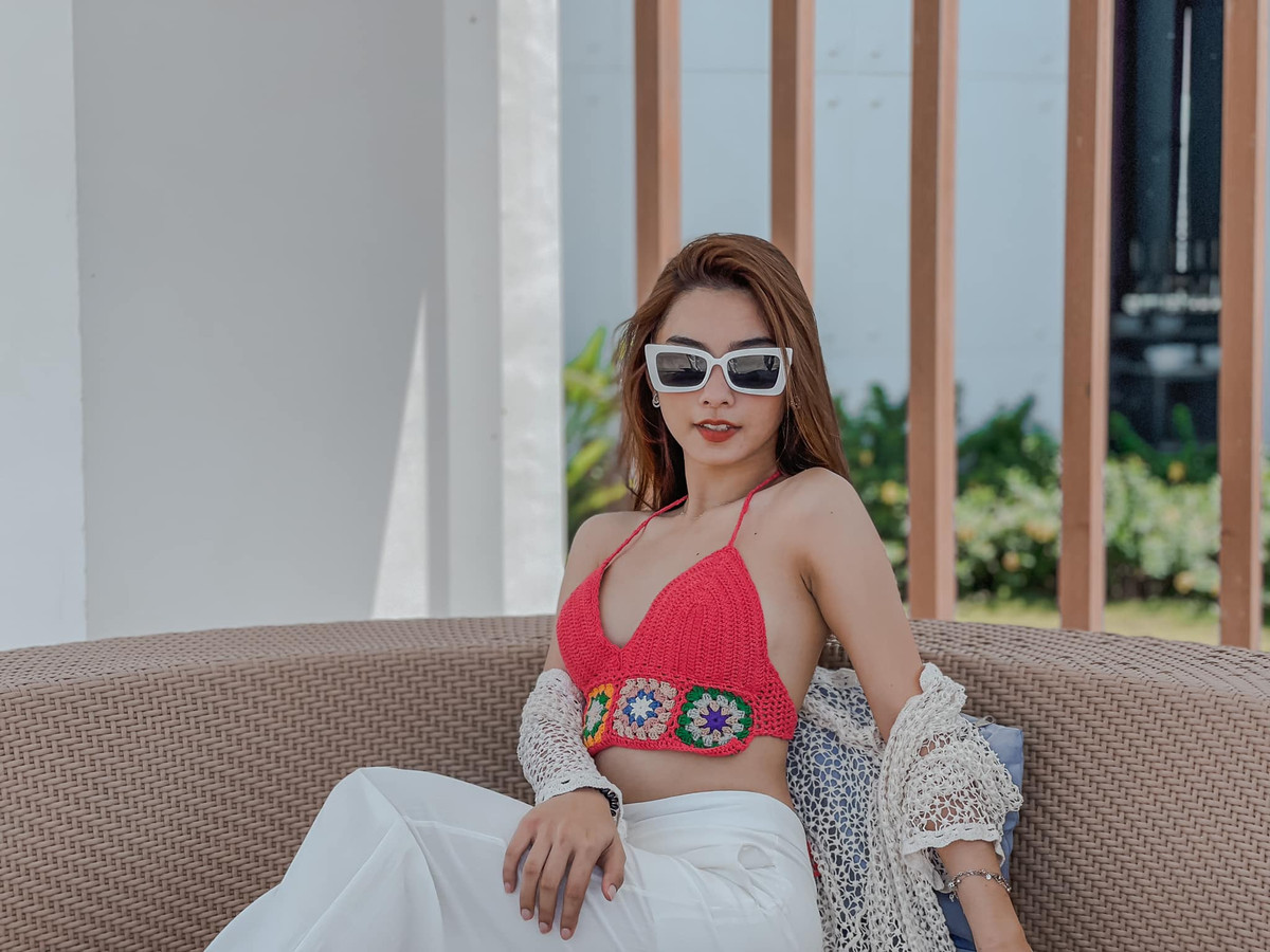 Quỳnh Lê cũng có cuộc sống sang chảnh ngoài đời, cô thường check - in ở nhiều địa điểm sang trọng, du lịch đó đây.