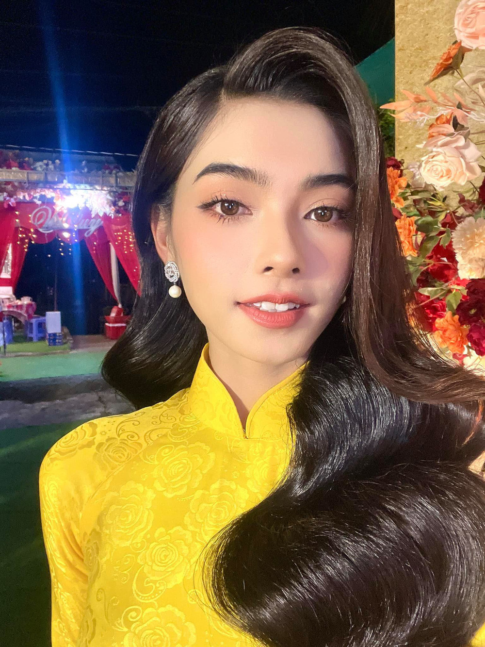 Ngoài sự chú ý vào phần quà cưới, nhan sắc xinh đẹp như hot girl của cô dâu cũng khiến cư dân mạng xuýt xoa.