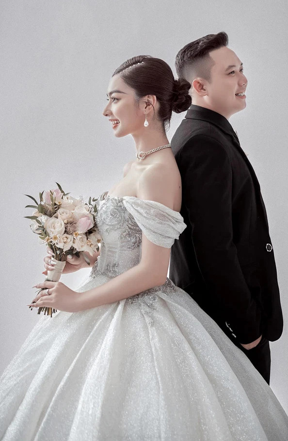 Do dịch bệnh nên cả hai tổ chức đám cưới chỉ có sự góp mặt của hai bên gia đình.