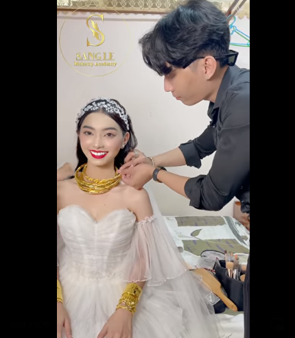 Đoạn clip cô dâu đeo đầy vàng nhanh chóng thu hút trên các diễn đàn mạng, danh tính cô dâu cũng được netizen ráo riết truy tìm.