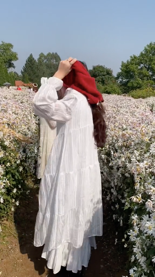 Theo đoạn clip, cô gái đã mặc chiếc áo dài choàng phía ngoài và lần lượt lột áo bên trong và thay đồ tại đây để chuẩn bị chụp ảnh cúc họa mi.