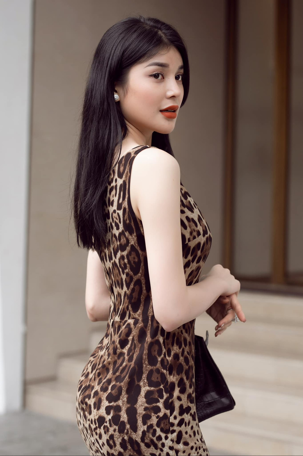 Qua loạt cụm từ "nữ hoàng nội y", "vedette xứ Trà Vinh" mà nữ ca sĩ ẩn ý, nhiều người cho rằng nhân vật cô "điểm danh" chính là Ngọc Trinh.