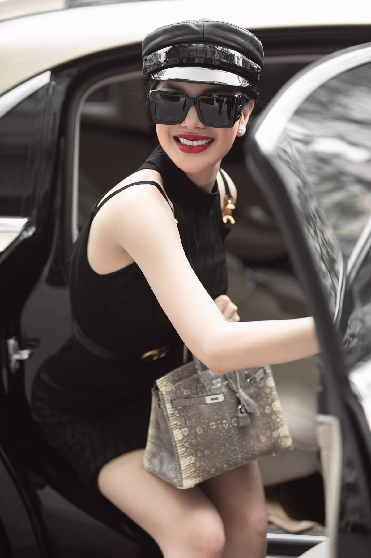 Lily Chen là rich kid từng có màn "đụng hàng" xe xịn với Ngọc Trinh hồi tháng 6 vừa qua.